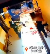 2日午後7時ごろ、中国江西省南昌市南昌県の貴金属店に男1人が押し入った。