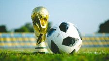 日本サッカー協会（JFA）の宮本恒靖会長はこのほど配信されたDAZN番組のインタビューで、男子日本代表がワールドカップ（W杯）ベスト16の壁を越えるために必要なこととして「選手層が大事」と語った。