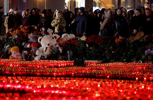 ロシア市民、銃乱射事件の犠牲者追悼　死者137人に