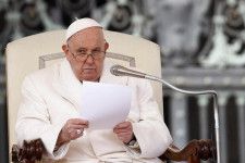 　ローマ教皇フランシスコ（写真）は１３日、サン・ピエトロ広場で定例の一般謁見を行い、あらゆる戦争を非難し「狂気を克服する恵みを求める祈り」を呼びかけた。ただ、ウクライナの名指しを避けた。サン・ピエトロ広場で撮影（２０２４年　ロイター／Guglielmo Mangiapane）