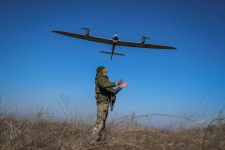 ウクライナ軍のシルスキー総司令官は１８日、数で勝るロシア軍に対しウクライナが優位に立つには無人機（ドローン）の開発が重要だと述べた。写真は３月１２日、バフムート近郊で撮影（２０２４年　ロイター/Oleksandr Ratushniak）