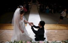韓国統計庁は１９日、２０２３年の婚姻件数が前年比１．０％増の１９万３６５７組だったと発表した。１２年ぶりに増加した。写真は２０１６年５月、ソウルの国立中央図書館で撮影（２０２４年　ロイター/Kim Hong-Ji）
