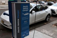 　３月２０日、バイデン政権は、新車販売のうち普通乗用車に占める電気自動車（ＥＶ）の比率を２０３２年までに６７％とするとしていた従来の目標を３５％に引き下げた。ニューヨークで２０２１年撮影（２０２４年　ロイター/Andrew Kelly）