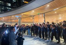 　３月２１日、米アップルは上海に新店舗を開設した。開店にはクック最高経営責任者が駆けつけ、徹夜で並んだ人を含め大勢が詰めかけた（２０２４年　ロイター／Brenda Goh）
