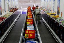　３月２１日、中国政府が今週、消費者金融会社の規制強化を発表したことを受けて、アナリストの間では業界の再編が進むとの見方が浮上している。写真は２０１５年１０月、北京のスーパーマーケットで撮影（２０２４年　ロイター/Kim Kyung-Hoon）