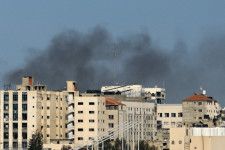 イスラエル軍のハガリ報道官はパレスチナ自治区ガザのシファ病院急襲により、治安当局者や司令官を含む数百人のハマスとイスラム聖戦の戦闘員を拘束したと明らかにした。写真はイスラエル軍がシファ病院を急襲する中、煙が立ち上る様子。２１日撮影（２０２４年　ロイター／Dawoud Abu Alkas）