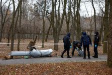 ウクライナ当局は西部リビウの重要インフラが２４日未明にロシアのミサイル攻撃を受けたと明らかにした。写真は２４日、キーウの公園でロシア軍ミサイルの一部を調べる警官ら（２０２４年　ロイター／Valentyn Ogirenko）