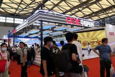 中国・上海で２０─２２日に開かれた半導体業界の主要見本市「セミコン・チャイナ」で中国の半導体材料や装置各社は、半導体メーカーに国内調達を強く訴えた。写真は、２０２３年６月に上海で開催された「セミコン・チャイナ」の様子。（２０２４年　ロイター／Nicoco Chan）