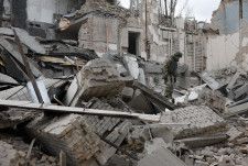 ３月２５日、    ウクライナの首都キーウがロシアのミサイル攻撃を受け、中心部の３階建てのビルが激しく損傷したほか、３地区でミサイルの残骸が落下した。写真は同日、ロシアのミサイル攻撃で破壊されたキーウの建物（２０２４年　ロイター/Gleb Garanich）