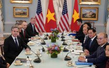 ３月２５日、ブリンケン米国務長官はベトナムのソン外相とワシントンで会談し、半導体とサプライチェーン（供給網）多様化での協力拡大について協議した（２０２４年　ロイター/Kevin Lamarque）
