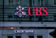 スイス金融大手ＵＢＳは、買収したクレディ・スイスの証券化商品事業を米ＰＥアポロ・グローバル・マネジメントに売却することで合意したと発表した。昨年８月、チューリヒで撮影（２０２４年　ロイター/Denis Balibouse/File Photo）