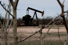 米ダラス地区連銀が２７日公表した調査によると、第１・四半期の石油・ガス生産が主要生産州のテキサス、ルイジアナ、ニューメキシコで減少した。写真はテキサス州のパーミアン盆地で２０２３年３月撮影（２０２４年　ロイター／Bing Guan）