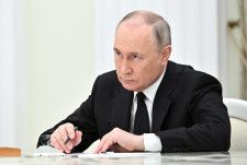 ３月２７日、ロシアのプーチン大統領は、軍パイロットとの会合で、西側諸国がウクライナにＦ１６戦闘機を供与しても戦況は変わらないとしつつ、核兵器の搭載が可能であることを考慮しなければならないとの認識を示した。ロシアの複数の通信社が伝えた。写真はモスクワで１９日撮影。提供写真（２０２４年　ロイター／Sputnik/Sergei Bobylev/Kremlin）