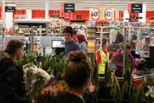 オーストラリア統計局が２８日発表した２月の小売売上高は前月比、前年比ともに増加した。写真は、シドニー市内のスーパー店内の様子。２０２０年６月１７日に撮影。（２０２４年　ロイター／Loren Elliott）