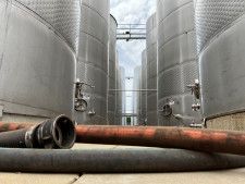 　３月２８日、中国商務省は豪州産ワインに対する反ダンピング関税と補助金相殺関税を今月２９日から撤廃すると発表した。写真はワイン貯蔵用のタンク。２月、豪南東部グリフィスで撮影（２０２４年　ロイター/Peter Hobson）