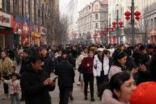 アジア開発銀行（ＡＤＢ）のチーフエコノミスト、アルバート・パーク氏は２８日、５％程度という中国の今年の成長目標は現実的なレンジにあるものの、不動産リスクや経済の不均衡などいくつか課題があると指摘した。上海での休場月。（2024年　ロイター/Nicoco Chan/File photo）
