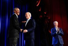 　３月２８日、１１月の米大統領選で再選を目指すバイデン大統領（写真中央）の陣営は、ニューヨークのラジオシティ・ミュージックホールにおける２８日の会合で、２５００万ドルを超える選挙資金を確保した。会合の参加者には元大統領のオバマ（写真左）、クリントン（写真右）両氏の顔も見える。写真は米ニューヨークの同ミュージックホールで撮影（２０２４　ロイター／Elizabeth Frantz）
