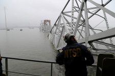 　３月２９日、米東部メリーランド州ボルティモアで２６日に起こった橋崩落事故により、船舶が通る川や運河に架かる橋について橋脚の保護を早急に強化する必要性が浮き彫りになったと専門家はみている。写真は崩落したフランシス・スコット・キー橋。米メリーランド州 ボルチモアで撮影、米国家運輸安全委員会提供（２０２４　ロイター）