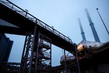　オランダ政府は２８日、インド鉄鋼大手タタ・スチールに補助金を提供する意向を示した。同社がオランダ西部沿岸都市エイマイデンで操業する大規模製鉄所での汚染物質排出を大幅削減する計画を早めることが条件。同市で１月撮影（２０２４年　ロイター／Piroschka van de Wouw）