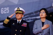 台湾海軍の唐華司令官（写真左）が来週から米国を訪問し、軍関連の式典に出席するほか、台米海軍の協力強化について協議することが分かった。資料写真、２６日撮影（２０２４年　ロイター／Ann Wang）