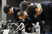 ３月２９日、小林製薬の小林章浩社長は大阪市内で記者会見を開き、同社の紅麹（こうじ）関連製品の摂取者に健康被害が拡大しているとされる問題で、健康被害を訴えている摂取者に診察や治療をしてもらうのが最優先で、必要に応じて補償していくことが大事だと述べた。写真は記者会見冒頭、頭を下げる小林製薬の小林章浩社長（左から２人目）ら（２０２４年　時事通信）