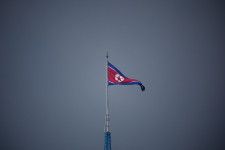 　３月２９日、   北朝鮮の李竜男駐中国大使は声明で、日本とのいかなるレベルの会談も行われることはないと表明した。写真は北朝鮮の旗。韓国側から２０２２年７月代表撮影（２０２４年　ロイター）