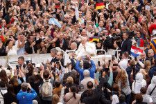 　ローマ教皇フランシスコは３月３１日、復活祭の礼拝をサンピエトロ広場で行った（２０２４年　ロイター/Remo Casilli）