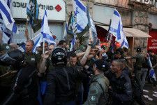　イスラエル中央銀行は３月３１日公表した２０２３年の年次報告書で、ユダヤ教超正統派の兵役免除が廃止されなければ、将来にわたって同国に大きな経済的打撃を与えることになると警告した。写真は、免除に抗議する予備兵組織「ブラザーズ・イン・アームス」のメンバーと、制止する警官。エルサレムで撮影（２０２４年　ロイター/Ronen Zvulun）