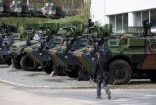フランス、ウクライナに旧型装甲車数百両と地対空ミサイル提供へ