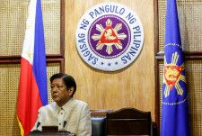 　フィリピンのマルコス大統領は３月３１日、中国との紛争がエスカレートする中、領土の一体性と平和に対する「さまざまな深刻な課題」に立ち向かうため、海上保安を強化する大統領令に署名した。１９日、マニラで代表撮影（２０２４年　ロイター）