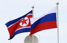 　３月２９日、  ロシアが国連安全保障理事会で、北朝鮮への制裁状況を監視する「専門家パネル」の任期延長に拒否権を発動したことは、制裁実施を巡る「暗い将来」を指し示している。写真は２０２３年９月、ロシア極東のボストーチヌイ宇宙基地に掲げられた両国の旗（２０２４年　ロイター/Sputnik/Artem Geodakyan）