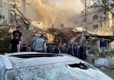 シリアの首都ダマスカスのイラン大使館周辺に１日、イスラエル軍によるものとみられる攻撃があり、イラン革命防衛隊の上級司令官が死亡した。レバノン治安筋がロイターに対し明らかにした。写真は４月１日、イスラエル軍によるものとみられる攻撃を受けたダマスカスのイラン大使館周辺で撮影（２０２４年　ロイター／Firas Makdesi）