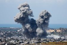 イスラム組織ハマスが運営するパレスチナ自治区ガザ政府報道官事務所は１日夜、イスラエルによるガザへの空爆で、慈善団体「ワールド・セントラル・キッチン（ＷＣＫ）」の職員少なくとも５人が死亡したと発表した。写真は３月２３日、ガザの上空に立ち上る煙。イスラエル側から撮影（２０２４年　ロイター／Amir Cohen）