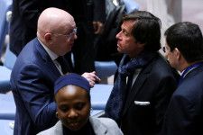 　４月１日、フランスは、パレスチナ自治区ガザでの即時停戦と、国連が停戦を監視する可能性を探るよう求める安全保障理事会決議案を公表した。写真は安保理の会合後、フランス国連大使と話すロシアの国連代表。米ニューヨークで３月撮影（２０２４　ロイター／Andrew Kelly）
