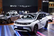 ４月２日、中国の電気自動車（ＥＶ）最大手ＢＹＤ（比亜迪）が発表した第１・四半期のＥＶ販売台数は前期比４３％減少した。写真は３月、バンコクの自動車ショーに展示されたBYDの自動車（２０２４年　ロイター/Chalinee Thirasupa）
