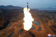 　北朝鮮国営の朝鮮中央通信（ＫＣＮＡ）は３日、同国が固体燃料式の新型中長距離極超音速ミサイルの発射実験に成功したと伝えた。写真は同日公開された、実験のもようを撮影したもの。撮影場所は不明。ＫＣＮＡ提供写真（２０２４年　ロイター）