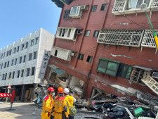 　４月３日午前、台湾沖でマグニチュード（Ｍ）７．２の強い地震があり、台北市内の複数の地域で停電が発生したほか、震源地に近い東部花蓮県で建物が倒壊し、複数人が閉じ込められたとの情報もある。写真は同県で、建物の倒壊現場で作業する消防士ら。台湾消防当局の提供写真（２０２４年　ロイター）