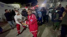 　イスラエルのネタニヤフ首相は４月２日、パレスチナ自治区ガザで支援団体「ワールド・セントラル・キッチン（ＷＣＫ）」のスタッフ７人が死亡したことを巡り、軍が空爆で誤って殺害したと明らかにした。写真はＷＣＫスタッフの遺体を運ぶ救急隊員ら。提供写真（２０２４年　ロイター）