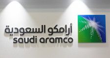 　４月２日、サウジアラビア国営石油会社サウジアラムコは、運営するファディリ・ガスプラントの処理能力拡張工事を７７億ドルで韓国のサムスン・エンジニアリングなどに発注したと発表した。写真はサウジアラムコのロゴ。バーレーンのマナーマで２０１７年３月撮影（２０２４　ロイター／Hamad I Mohammed）