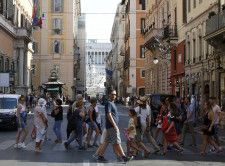　４月３日、イタリア政府は今年と来年の国内総生産（ＧＤＰ）目標を引き下げる見通しだと、日刊紙イル・ソーレ２４・オーレが財務省の文書草案を引用して報じた。写真は２０１９年８月、ローマで撮影（２０２３年　ロイター/Ciro De Luca）