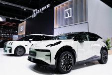 ４月３日、 関係筋によると、中国・浙江吉利控股集団傘下の高級電気自動車（ＥＶ）ブランド「Ｚｅｅｋｒ（ジーカー）」はニューヨークの新規株式公開（ＩＰＯ）で最大５億ドルを調達する計画を再開した。写真は３月、バンコクのモーターショーに展示された同社のEV車（２０２４年　ロイター/Chalinee Thirasupa）