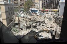 ４月３日、 シリアの首都ダマスカスにあるイラン大使館周辺への攻撃を受け、イランの最高指導者ハメネイ師はイスラエルに対する報復を宣言したが、大規模な衝突を引き起こすことなくいかに報復するかという難問に直面する。写真は２日、攻撃を受け破壊されたダマスカスのイラン大使館（２０２４年　ロイター/Firas Makdesi）