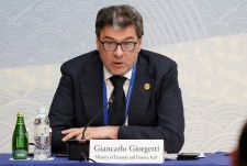 　イタリアのジョルジェッティ経済財務相は４月３日、欧州連合（ＥＵ）欧州委員会が同国などに対し、財政規律違反に関する手続きを開始すると述べた。昨年５月、G７新潟財務大臣・中央銀行総裁会議で代表撮影（２０２４年　ロイター）