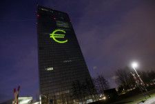 欧州中央銀行（ＥＣＢ）理事会メンバーのデコス・スペイン中銀総裁は３日、ユーロ圏のインフレ鈍化が続いていることを踏まえると、ＥＣＢは６月に利下げを開始する可能性があると述べた。 ２０２１年１２月撮影（２０２４年　ロイター/Wolfgang Rattay）