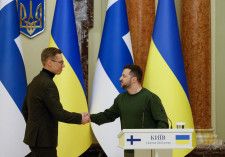 ４月３日、フィンランドのストゥブ大統領（左）は、ウクライナの首都キーウを訪問し、同国との１０年間の安全保障協定に署名した。写真右はウクライナのゼレンスキー大統領（２０２４年　ロイター／Alina Smutko）