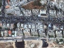 　イスラエル軍によるとみられるシリアのイラン大使館周辺への攻撃によってイラン軍高官など７人が死亡した問題で、国連安全保障理事会は４月３日に会合を開き、攻撃を非難するロシア提出の報道声明案に米英仏が反対を表明した。画像は２日に撮影されたイラン大使館の衛星写真。Maxar Technologies提供（２０２４年　ロイター）