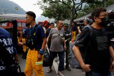 　４月４日、台湾で３日に発生したマグニチュード（Ｍ）７．２の地震で、負傷者が１０００人を超えた。写真は花蓮県の遠隔地から救助され、診察に向かう住民ら（２０２４年　ロイター/Tyrone Siu）