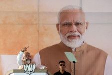 　４月３日、最新の世論調査によると、インドで今月から始まる下院総選挙は、モディ首相が率いる与党連合が全体の７５％近い議席を獲得して圧勝しそうだ。写真は選挙運動のため演説するモディ首相。インドのメーラトで３月撮影（２０２４　ロイター／Anushree Fadnavis）