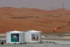 　４月４日　英非営利シンクタンクのインフルエンスマップは４日公表した報告書で、２０１６年以降の世界の二酸化炭素（ＣＯ２）排出の８０％が化石燃料およびセメントを生産する５７の国や企業に起因すると指摘した。写真はサウジアラムコのシャイバ油田で、２０１８年５月にサウジアラビアのエンプティ・クォーターで撮影（２０２４年　ロイター／Ahmed Jadallah）