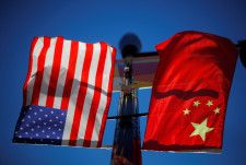 　４月４日、米商務省は、中国当局者との協議で、米企業に影響を与える商業・市場アクセスの問題を提起したと明らかにした。写真は米中の旗。米マサチューセッツ州 ボストン で２０２１年１１月撮影（２０２４　ロイター／Brian Snyder）